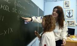Iza linija: Rusija podmićuje nastavnike da rade u okupiranoj Ukrajin