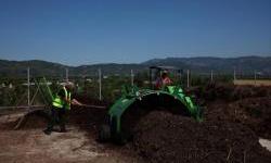 Financuar nga BE, qendra e kompostimit Cërrik në Shqipëri kthen materialet e gjelbra në pleh
