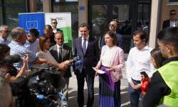 Kryeministri Kurti e Ministrja Rizvanolli përurojnë punimet në ndërtesat sociale në Mitrovicë, ku u investua në efiçencë të energjisë