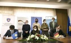 Minister Murati and Minister Nagavci sign the agreement 
