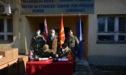 Центарот за странски јазици добива нова компјутерска опрема со поддршка од Обединетото Кралство