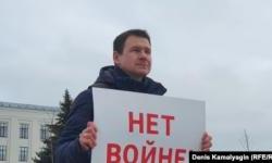 'Discrediting' The Armed Forces: The Russians Caught Up In A Draconian Law