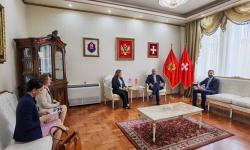 Ambasadorka Reinke u posjeti Cetinju povodom donacija u vidu sigurnosne opreme lokalnim krivično-pravnim institucijama i upravi grada